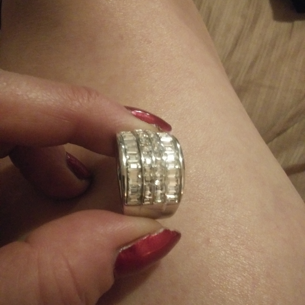 Ladies White Rhinestone Cocktail Ring